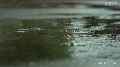 阴天下雨水滴马路积水倒影
